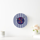 Stilvolles marineblau-rot gestreiftes Anfangsmonog Runde Wanduhr (Zuhause)