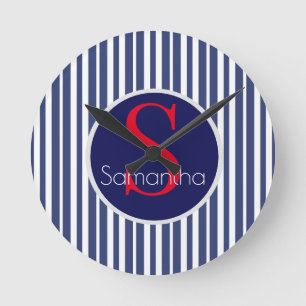 Stilvolles marineblau-rot gestreiftes Anfangsmonog Runde Wanduhr