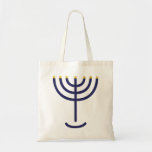 Stilvolles Menorah Navy Gold Tragetasche<br><div class="desc">Stilvolle Menorah Navy Gold Tasche. Was für eine tolle Idee für Sukkot! Diese praktische Tasche verfügt über eine stilvolle Marine und Gold Menorah. Die goldene Menorah wird in der Bibel in Exodus 25:31 erwähnt ... es liest... Und du sollst einen Kerzenhalter aus reinem Gold machen: aus geschlagenem Werk wird der...</div>