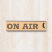 Stilvolles Mikrofon, auf dem Schild der Lufttür (Vorderseite )