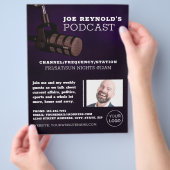 Stilvolles Mikrofon, Podcaster, Podcast-Werbung Flyer (Hand)