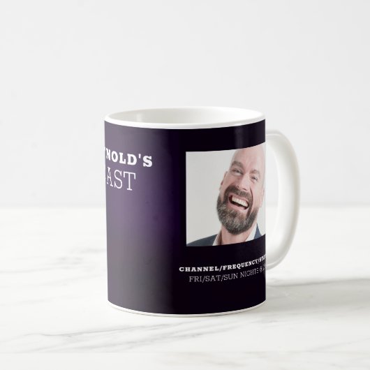Stilvolles Mikrofon, Podcaster, Podcast-Werbung Kaffeetasse (VorderseiteRechts)
