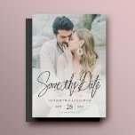 Stilvolles modernes Foto Save the Date Hochzeit Magneteinladung<br><div class="desc">Diese schlichte, stilvolle moderne Foto Save the Date Hochzeitsmagnet-Karte zeichnet sich durch eleganten schwarzen Text mit einer schicken 'Save the Date' Nachricht über Ihren Namen, Datum und Hochzeitsort aus. Nutzen Sie die intuitiven Designwerkzeuge, Ihr Lieblings-Foto und Ihre Inspiration, um es einzigartig zu machen. Und bitte Karo in unserem Shop für...</div>