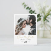 Stilvolles, modernes Gold Script-Foto Save the Dat Ankündigungspostkarte (Stehend Vorderseite)