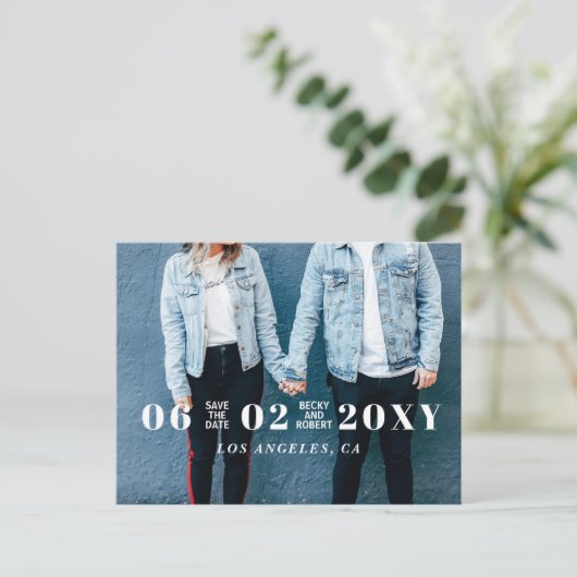 Stilvolles modernes Typografie-Foto Save the Date Ankündigungspostkarte (Stehend Vorderseite)