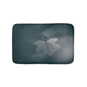 Stilvolles Monochrome-Ahornblätterblätternatur-Fot Badematte