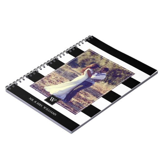 Stilvolles Monogramm aus schwarzen und weißen Stre Notizblock (Linke Seite)