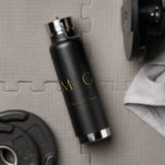 Stilvolles Monogramm mit Paarnamen Schwarz Trinkflasche<br><div class="desc">Erhöhen Sie Ihre Flüssigkeitsaufnahme mit dieser stilvollen schwarzen Wasserflasche mit individuellem Monogramm und Namen des Paares. Elegant und langlebig,  ist sie perfekt für den täglichen Gebrauch,  besondere Anlässe oder als Geschenk. Kombiniert praktische Funktionalität mit persönlichem Charme für ein modernes,  unvergessliches Accessoire.</div>