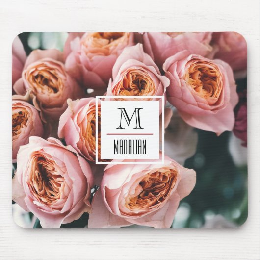 Stilvolles monogramm rosa rosa, modernes, blumenge mousepad (Vorne)
