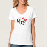 Stilvolles "Mrs." T-Shirt für Frauen - Perfekt für<br><div class="desc">Zeigen Sie mit diesem bezaubernden T - Shirt mit einem fett schwarzen Drehbuch und zwei roten Herzen Ihren "Mrs."-Status im Stil. Egal, ob Sie eine Braut sind, neu verheiratet oder stolz genommen, dieser Tee verleiht jedem Outfit Charme. Ideal für lässige Kleidung, Flitterwochen, Brautpartys oder als nachdenkliches Geschenk für Ihre Lieblingsfrau...</div>