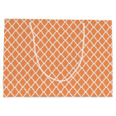 Stilvolles orange Quatrefoil Monogramm mit Namen Große Geschenktüte (Rückseite)