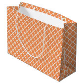 Stilvolles orange Quatrefoil Monogramm mit Namen Große Geschenktüte (Rückseite Schrägansicht)