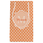 Stilvolles Orange Quatrefolienmonogramm mit Name Kleine Geschenktüte (Vorderseite)
