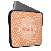 Stilvolles Orange Quatrefolienmonogramm mit Name Laptopschutzhülle (Vorne Rechts)
