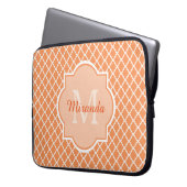 Stilvolles Orange Quatrefolienmonogramm mit Name Laptopschutzhülle (Vorderseite Links)