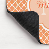 Stilvolles Orange Quatrefolienmonogramm mit Name Mousepad (Ecke)