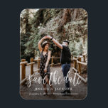 Stilvolles Pinselskript Speichern Sie das Datumsfe Magnet<br><div class="desc">Teilen Sie Ihr Hochzeitstag stilvoll mit diesem stilvollen und einzigartigen Foto-Magneten im Stile eines Pinselskriptes. Ein einzigartiges Save the Date für jedes neu verlobte Paar.</div>