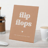 Stilvolles Retro Brown Zucker Flip Flops Hochzeit Sockelschild (In SItu)