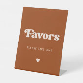 Stilvolles Retro Burnt Orange Gastgeschenke Hochze Sockelschild (Vorderseite)