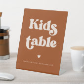 Stilvolles Retro Burnt Orange Wedding Kids Table Sockelschild (In SItu)