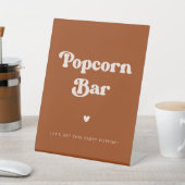 Stilvolles Retro Burnt Orange Wedding Popcorn Bar Sockelschild (In SItu)