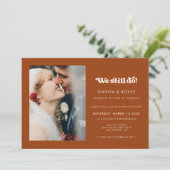 Stilvolles Retro Burnt Orange Wir machen noch Foto Einladung (Stehend Vorderseite)