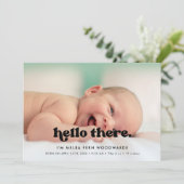Stilvolles Retro Hello There Baby Foto Birth Ankündigung (Stehend Vorderseite)