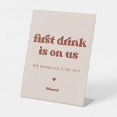 Stilvolles Retro Peach Pink Erstes Getränk ist auf Sockelschild (Vorderseite)