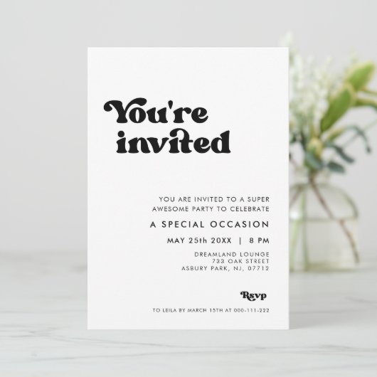 Stilvolles Retro Schwarz & Weiß Sie sind eingelade Einladung (Stehend Vorderseite)