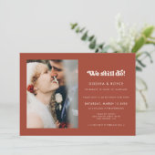 Stilvolles Retro Terracotta Wir machen noch Foto Einladung (Stehend Vorderseite)