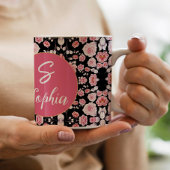 Stilvolles rosa Blumenmuster Script Mit Monogramm Jumbo-Tasse