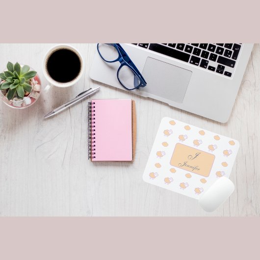 Stilvolles rosa Schaf mit Wolkenmuster Monogramm Mousepad