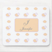 Stilvolles rosa Schaf mit Wolkenmuster Monogramm Mousepad (Vorne)