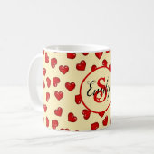 Stilvolles Rotes Herzmuster auf beige mit Monogram Kaffeetasse (Vorderseite Links)