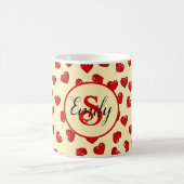 Stilvolles Rotes Herzmuster auf beige mit Monogram Kaffeetasse (Mittel)