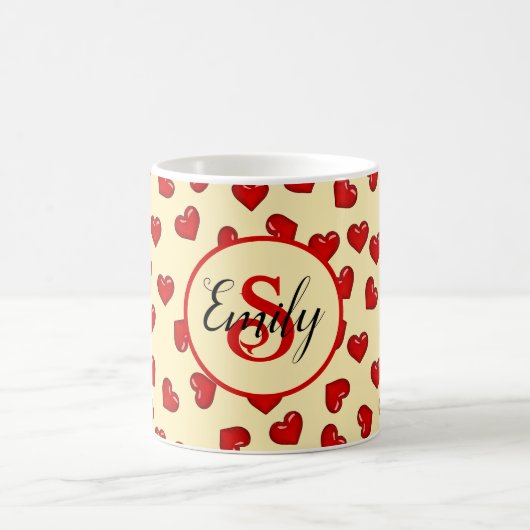 Stilvolles Rotes Herzmuster auf beige mit Monogram Kaffeetasse (Mittel)