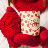 Stilvolles Rotes Herzmuster auf beige mit Monogram Kaffeetasse