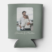 Stilvolles Sage Green Calligraphy Personalisiertes Dosenkühler (Vorderseite)