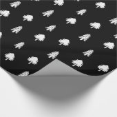Stilvolles Schwarz mit weißen Bäumen Geschenkpapier (Ecke)