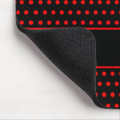 Stilvolles Schwarz-Rot-Polka-Punktmuster, Monogram Mousepad (Ecke)