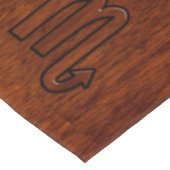 Stilvolles Scorpio Zodiac Symbol in Mahagoni Tischdecke (Schrägansicht)