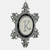 Stilvolles silbernes Weihnachten des Monogramm-K Schneeflocken Zinn-Ornament (Links)