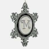 Stilvolles silbernes Weihnachten des Monogramm-M Schneeflocken Zinn-Ornament (Links)