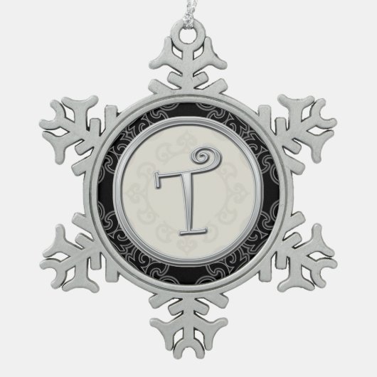 Stilvolles silbernes Weihnachten des Monogramm-T Schneeflocken Zinn-Ornament (Vorderseite)
