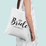 Stilvolles Skript "Bride" Tragetasche<br><div class="desc">Spaß personalisiertes Design für die zukünftige Braut.</div>