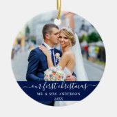 Stilvolles Skript Unser erstes Weihnachtsblau Keramik Ornament (Vorne)