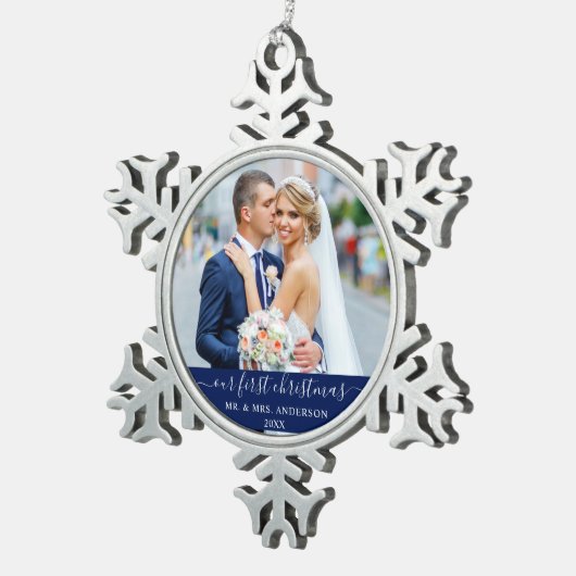 Stilvolles Skript Unser erstes Weihnachtsblau Schneeflocken Zinn-Ornament (Rechts)