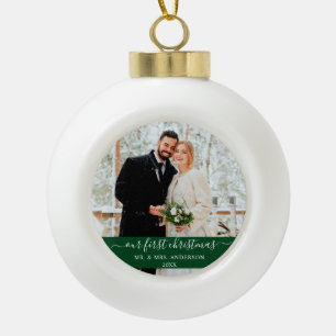 Stilvolles Skript Unser erstes Weihnachtsgrün Keramik Kugel-Ornament