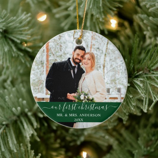 Stilvolles Skript Unser erstes Weihnachtsgrün Keramik Ornament (Baum)