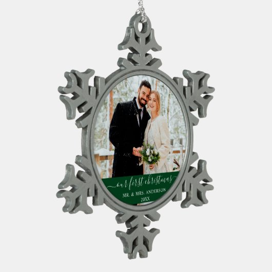 Stilvolles Skript Unser erstes Weihnachtsgrün Schneeflocken Zinn-Ornament (Links)